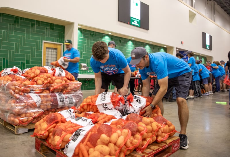 Los voluntarios de JustServe en el Banco de Alimentos de San Antonio en San Antonio, Texas, ayudan a clasificar alimentos después de una donación de alimentos de La Iglesia de Jesucristo de los Santos de los Últimos Días el 22 de julio de 2026.