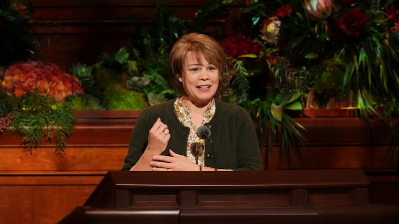 La presidenta Sharon Eubank habla en la sesión del sábado, 2 de octubre de 2021, por la noche, de la 191ª Conferencia General Semestral de La Iglesia de Jesucristo de los Santos de los Últimos Días.