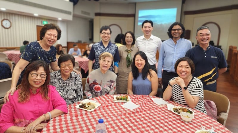 Amigos del Centre of Interfaith Understanding, SengKang Central Harmony Circle y miembros de La Iglesia de Jesucristo de los Santos de los Últimos Días posan con el Presidente de Estaca de Singapur Christian Hsieh y su esposa, en el centro atrás, en la cena interconfesional del 12 de junio de 2026, Singapur.