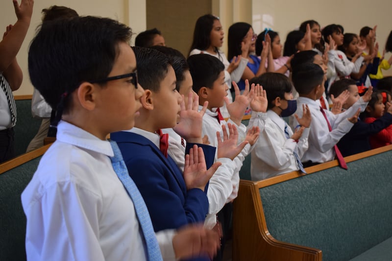 Los niños de la Primaria cantan en una devoción dominical con el Élder Dale G. Renlund del Quórum de los Doce Apóstoles en Guatemala en febrero de 2023.