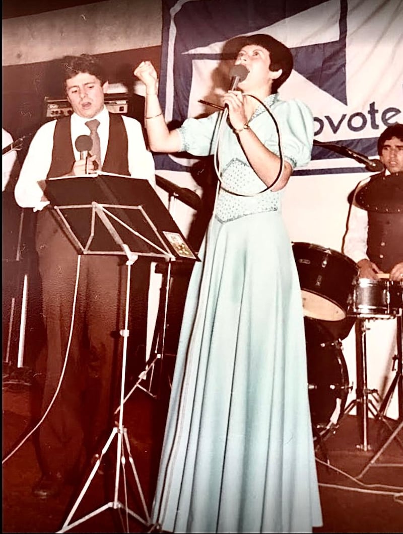 Marina Talanskas y otros miembros de Sal da Terra, o Salt of the Earth, cantan para los miembros del Coro del Tabernáculo en la Manzana del Templo mientras estaban en São Paulo, Brasil, en mayo de 1981.