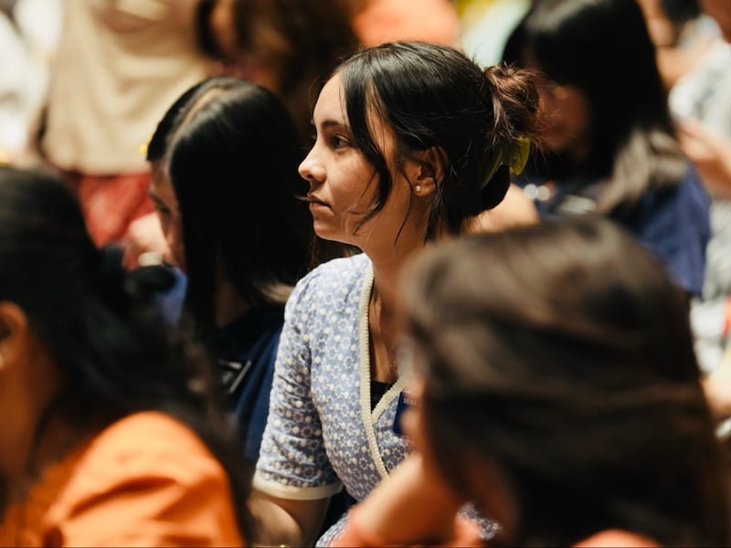 Una misionera escucha mientras la Presidenta Rosemary K. Chibota habla durante una devocional en el Centro de Capacitación Misional de Filipinas el miércoles, 16 de septiembre de 2026.