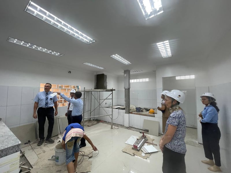 El equipo médico donado por la Iglesia al Centro de Salud Seda Senchhey en Tboung Khmum, Camboya, es instalado el 7 de junio de 2025.