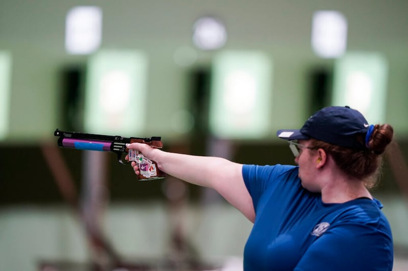 Alexis Lagan, de Estados Unidos, compite en pistola de aire comprimido de 10 metros femenino en el campo de tiro de Asaka en los Juegos Olímpicos de Verano 2020, el domingo, 25 de julio de 2021 en Tokio, Japón.