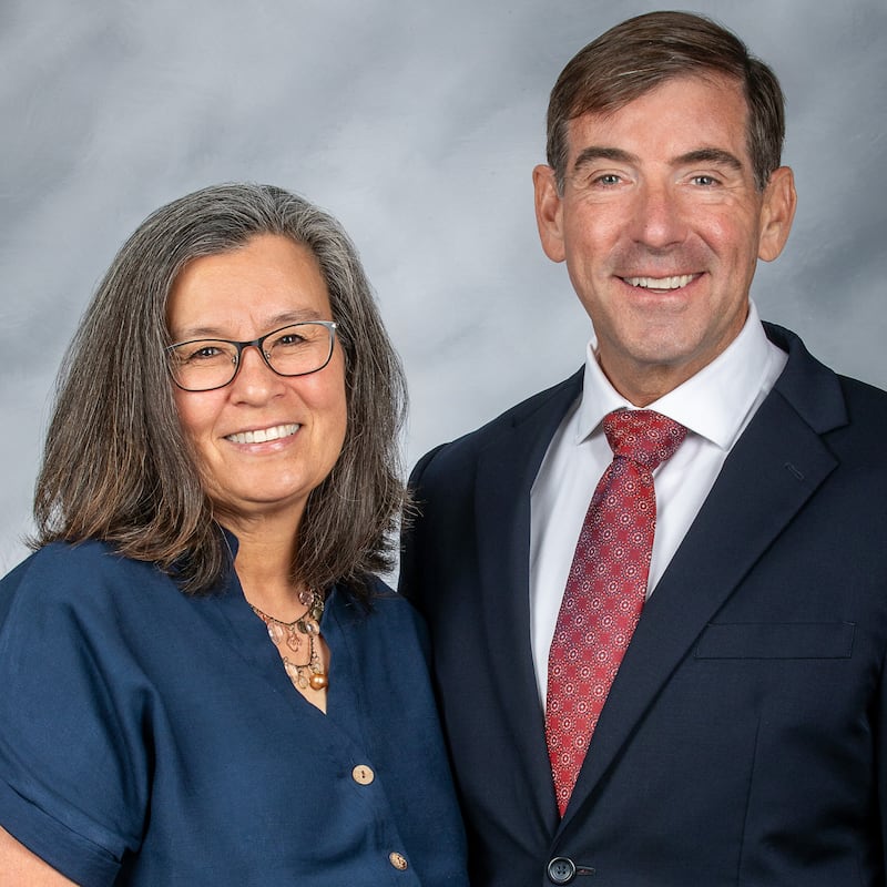 Bert T. Dover y Gigi Dover, quienes servirán como presidente y compañera de la Misión Finlandia Helsinki a partir de julio de 2026.