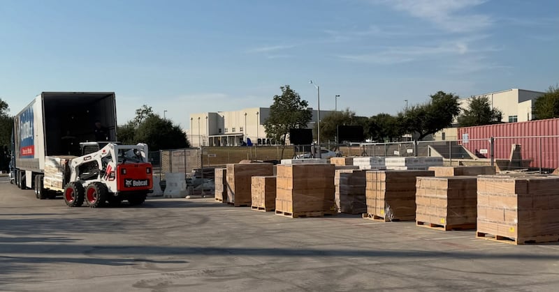Paletas llenas de alimentos donados por La Iglesia de Jesucristo de los Santos de los Últimos Días se descargan fuera del Templo de Austin, Texas, que está en construcción, para que voluntarios los clasifiquen para despensas de alimentos locales en Cedar Park, Texas, el miércoles 23 de septiembre de 2026.