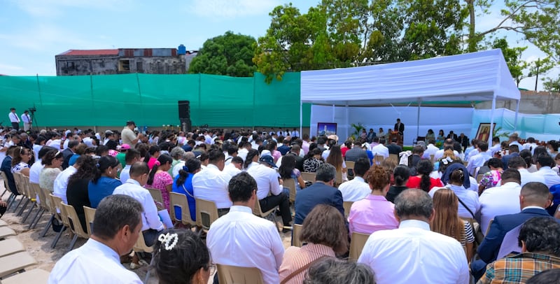 La ceremonia de colocación de la primera piedra del Templo de Iquitos Perú.