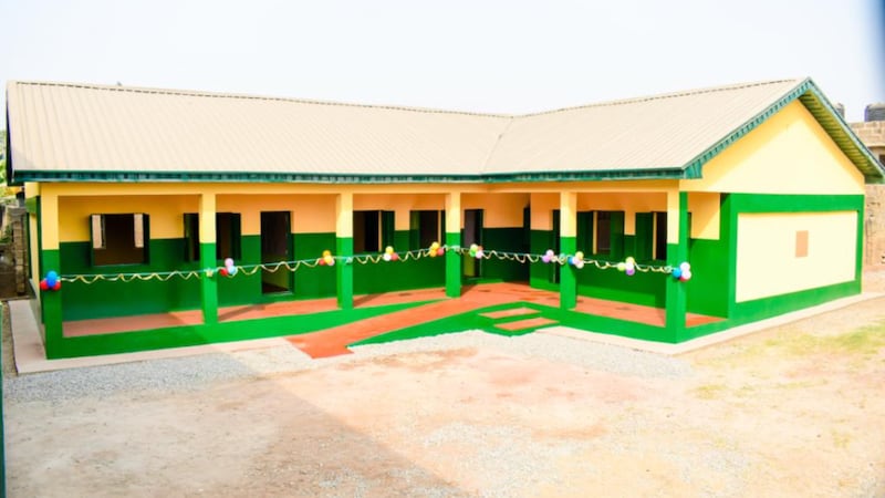 La serie completa de cuatro aulas nuevas en la escuela primaria y guardería de la iglesia africana Ebenezer en Abeokuta, Nigeria, se muestra el 1 de febrero de 2022. Latter-day Saint Charities fue un socio en el proyecto de construcción.