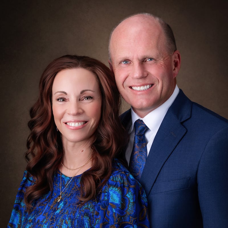 Brett D. Christiansen y Susan G. Christiansen, quienes servirán como presidente y compañera de la nueva Misión Wyoming Cheyenne a partir de julio de 2026.