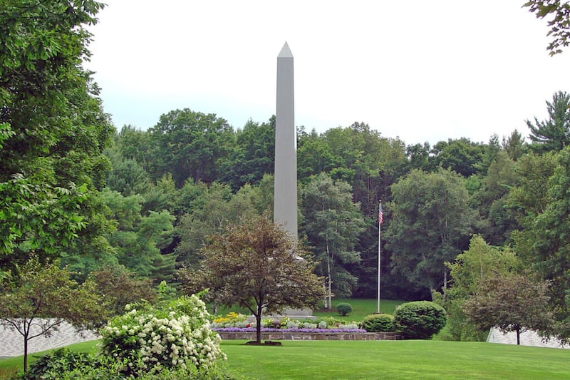 En 1905, Joseph Fielding Smith acompañó a su padre a la dedicación de este monumento en Sharon, Vermont. In 1905, Joseph Fielding Smith accompanied his father to the dedication of this monument at Sharon, Vermont.