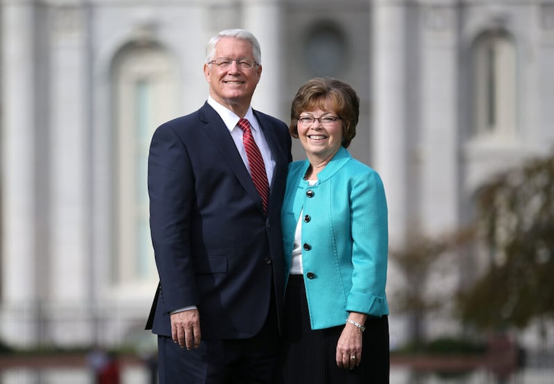 El obispo Dean Davies y su esposa, la hermana Darla Davies.