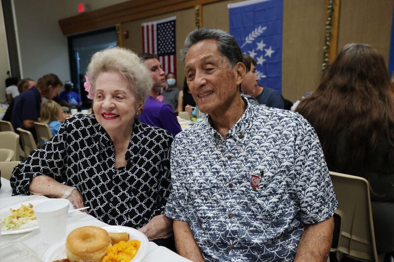 Jim y Rosemarie Cruz se ríen con amigos mientras los miembros de la Iglesia celebran la dedicación del Templo de Yigo Guam en el Centro de Estaca Barrigada en Guam el viernes, 20 de mayo de 2022.