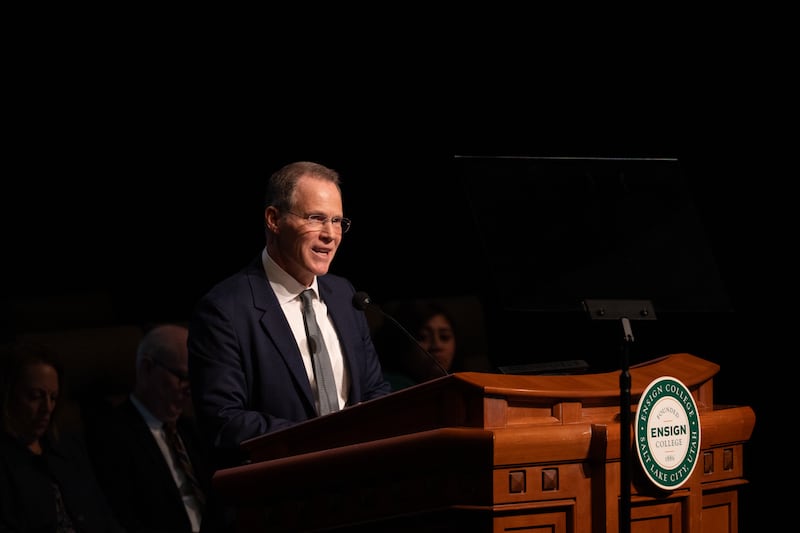 El Élder Edward B. Rowe, Setenta Autoridad General, se dirige a los estudiantes de Ensign College durante el devocional del campus en el teatro del Centro de Conferencias en Salt Lake City, Utah, 20 de enero de 2026.