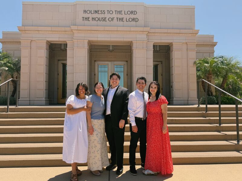 Cambrie Taylor, segunda desde la izquierda, está de pie frente al Templo de Mesa, Arizona, con sus hermanos el 23 de mayo de 2026.