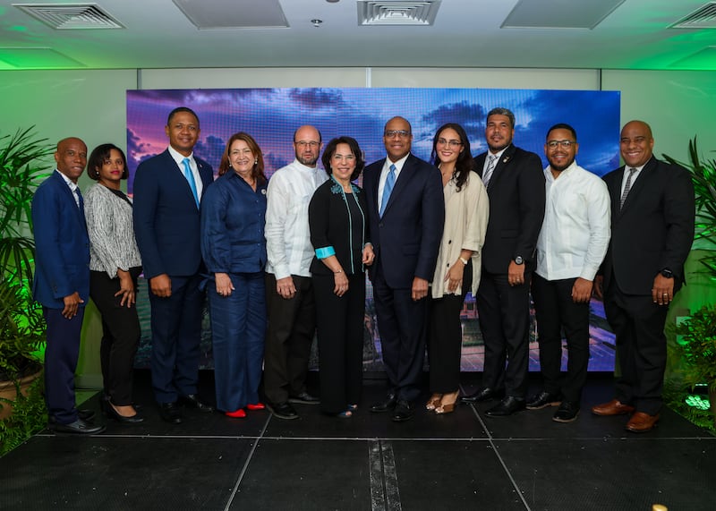 El élder Ahmad S. Corbitt, Setenta Autoridad General y miembro de la presidencia del Área del Caribe, posa para una foto con líderes gubernamentales, religiosos, educativos y de medios de comunicación en la "Cena para 10" en Santiago de los Caballeros, República Dominicana, el 12 de septiembre de 2026.