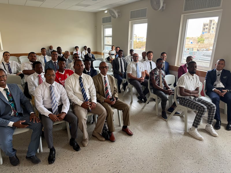 Los miembros del quórum de élderes se reúnen en la nueva Capilla Eugenio Lima en Praia, Cabo Verde, el domingo, 12 de abril de 2026.