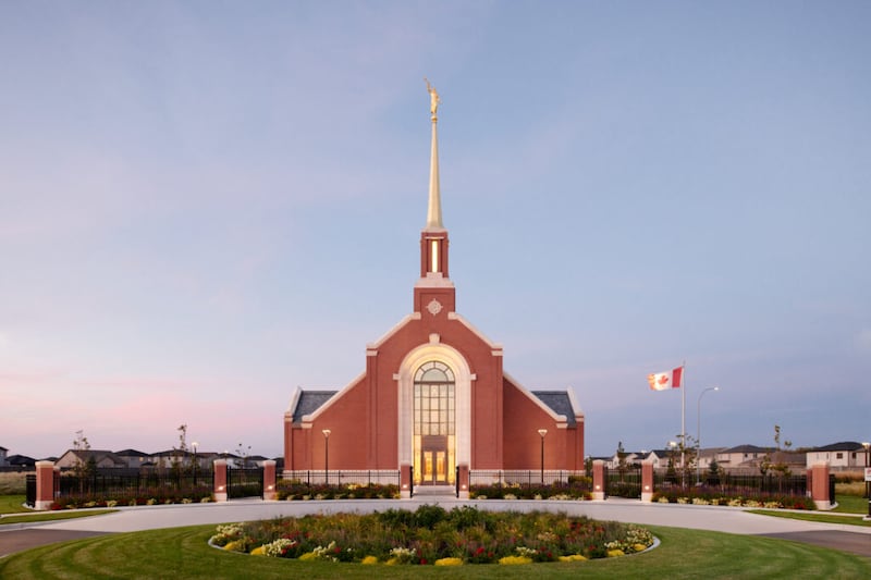 El Templo de Winnipeg, Manitoba por la noche.