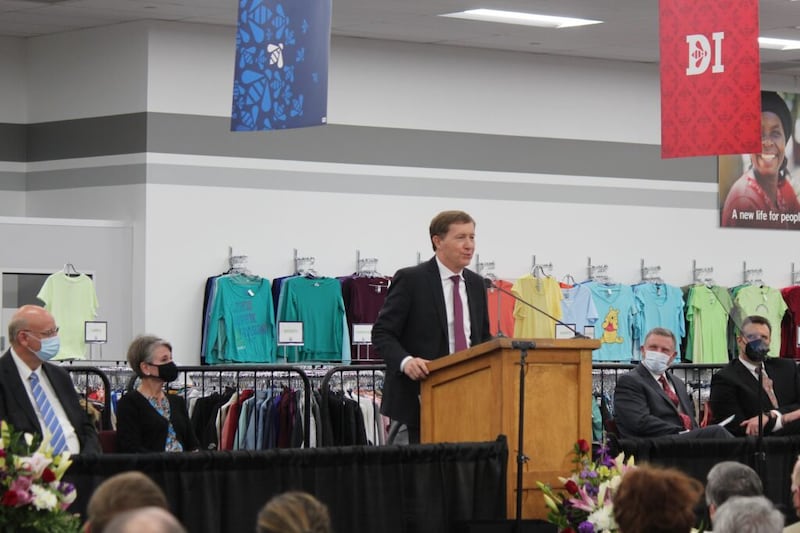 El obispo L. Todd Budge, segundo consejero del Obispado Presidente, dedica un nuevo Centro de Bienestar y Autosuficiencia en Marana, Arizona, el 9 de febrero de 2022.