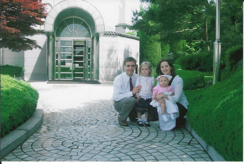 Traci Law — compositora del nuevo himno "Pequeño Bebé en un Pesebre" — posa para una foto con su esposo, Ryan, y sus hijas Abigail y Eliza en el Templo de Seúl Corea en 2007.