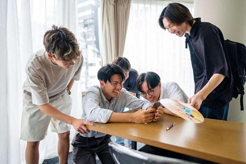 Adultos jóvenes japoneses hablan juntos.