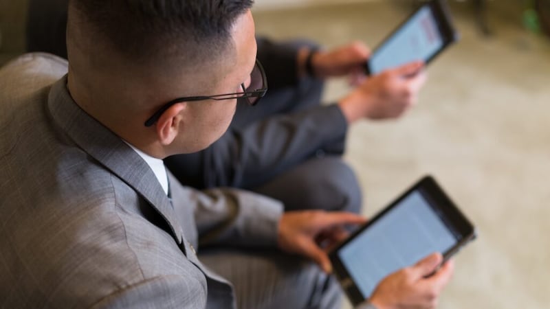 Los misioneros usan dispositivos digitales, en una diapositiva del devocional misional virtual del 13 de agosto del 2020 del élder Dieter F. Uchtdorf.