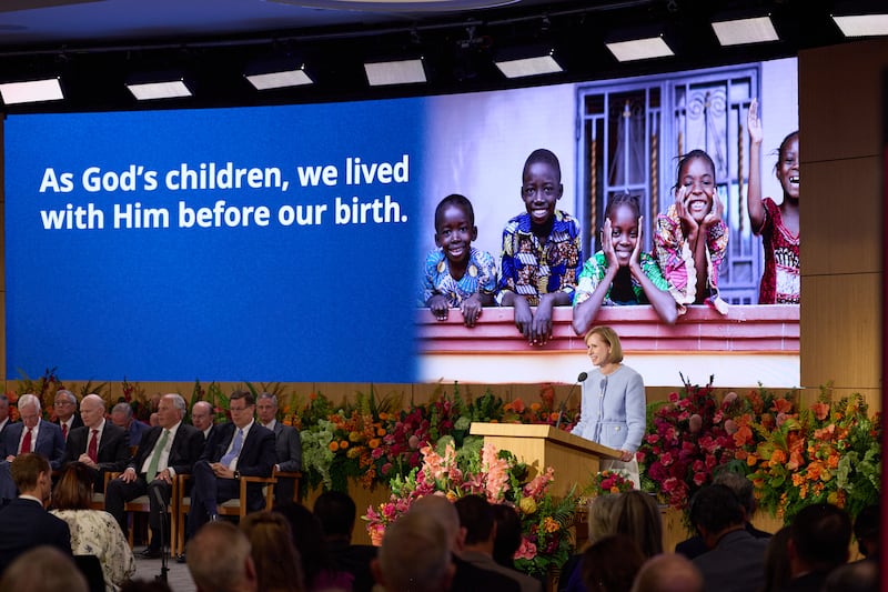 La hermana Amy A. Wright, primera consejera de la presidencia general de la Primaria y miembro del Consejo Ejecutivo Misional de la Iglesia, habla durante el Seminario para Nuevos Líderes de Misión 2026 el viernes 19 de junio de 2026, en el Centro de Capacitación Misional de Provo en Provo, Utah.