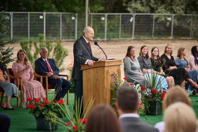 El presidente Russell M. Nelson habla en la ceremonia de la palada inicial del Templo de Ephraim, Utah, en Ephraim, Utah, el sábado, 27 de agosto de 2022.