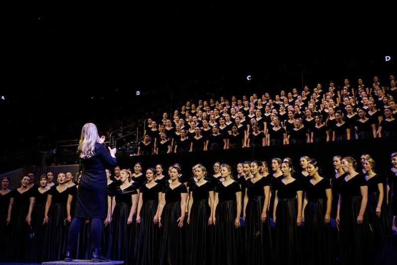 El Coro de Mujeres de BYU actúa durante una asamblea devocional con el élder Ronald A. Rasband del Cuórum de los Doce Apóstoles en el Centro Marriott en Provo, Utah, el martes, 27 de octubre de 2026.