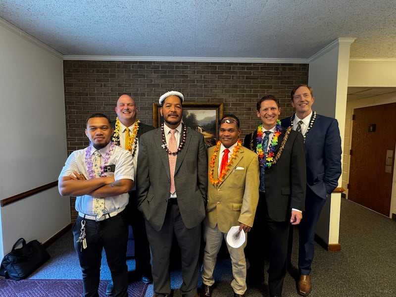 La presidencia de la rama Hendersonville 2.ª (Pohnpeiana) se toma una foto con la presidencia de la estaca Asheville Carolina del Norte el día de la creación de la rama, el domingo 20 de septiembre de 2026.