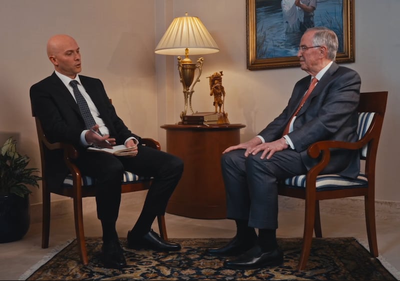 El élder Neil L. Andersen, del Cuórum de los Doce Apóstoles, conversa con su hijo Derek Andersen en Salt Lake City, Utah, para un episodio de pódcast que se publicará el 22 de abril de 2026 en "Divot", un programa de pódcast de Derek Andersen.