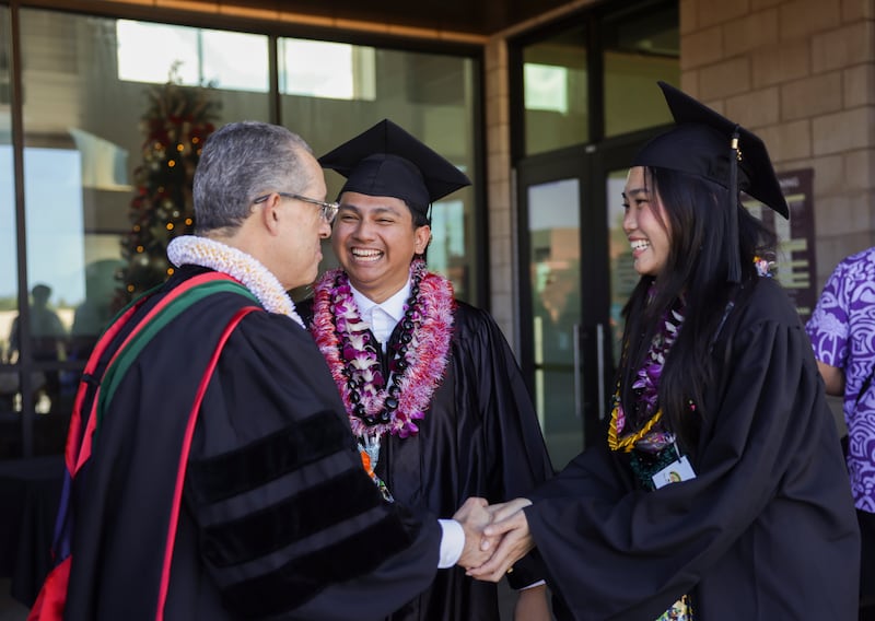 El élder Hugo E. Martínez, un Setenta Autoridad General, saluda a los graduados de BYU–Hawaii después de la ceremonia de graduación celebrada en el Centro de Actividades Cannon en Laie, Hawaii, el viernes 13 de diciembre de 2025.