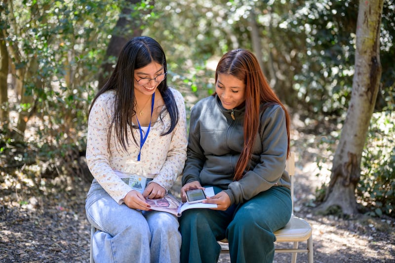 Dos jóvenes estudian durante una conferencia de Fuerza de la Juventud en Chile el 10 de febrero de 2026.
