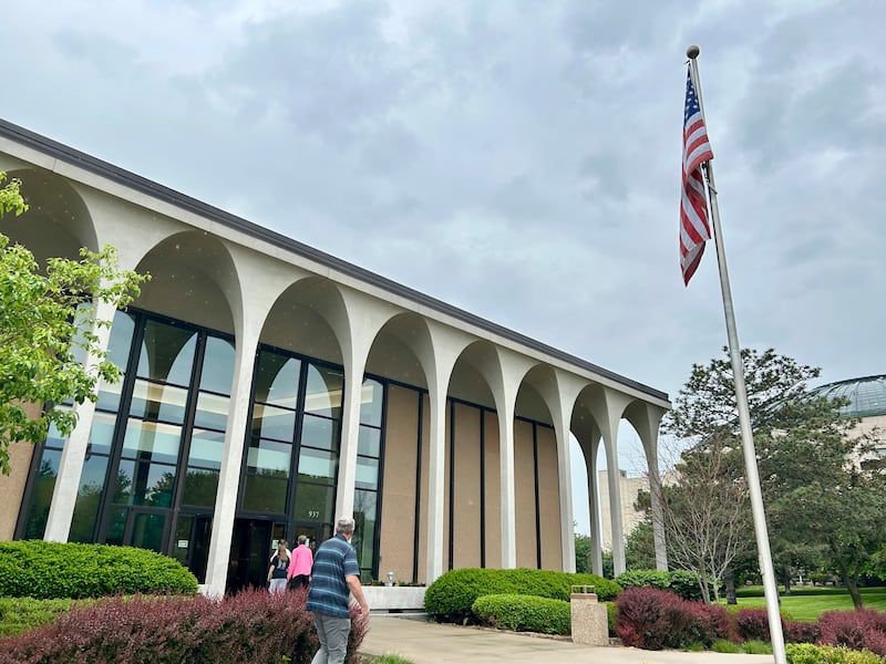 Los visitantes entran al Centro de Visitantes de Independence en Independence, Missouri, en mayo de 2026.