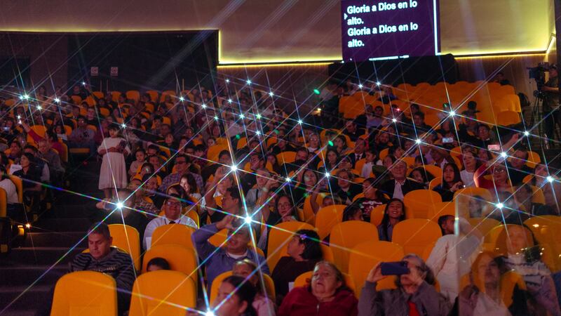 Los miembros del público sostienen las luces de sus teléfonos celulares durante un devocional navideño de Ilumina el Mundo en San Luis Potosí, México, el 30 de noviembre de 2024.
