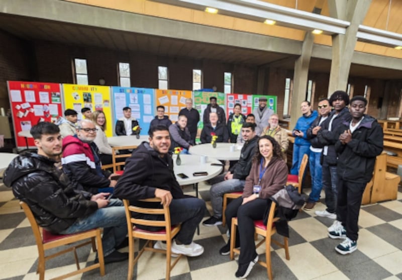 Los estudiantes y maestros se detienen para una foto durante una clase semanal de EnglishConnect en el edificio de la Rama Stevenage de la Estaca de St. Albans, Inglaterra, en Dorset, Inglaterra, a principios de 2026.