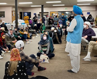 El Dr. Rajwant Singh habla mientras la Reserve Open House Series visita la Fundación Guru Gobind Singh, un gurdwara sij en Rockville, Maryland, el 19 de noviembre de 2021.
