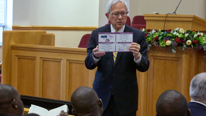 El élder Gerrit W. Gong se dirige a una reunión de instrucción de liderazgo en Johannesburgo, Sudáfrica, el 16 de mayo de 2026.