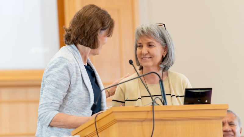 La Presidenta General de la Primaria Susan H. Porter, izquierda, y la hermana J. Anette Dennis, primera consejera de la presidencia general de la Sociedad de Socorro, participan en un devocional celebrado en Johannesburgo, Sudáfrica, el domingo 7 de septiembre de 2025.