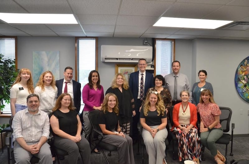 Representantes de los Servicios Familiares Judíos y de la Estaca Ann Arbor, Míchigan, de La Iglesia de Jesucristo de los Santos de los Últimos Días se reúnen en las oficinas de JFS en Ann Arbor, Míchigan, el 27 de septiembre de 2024.