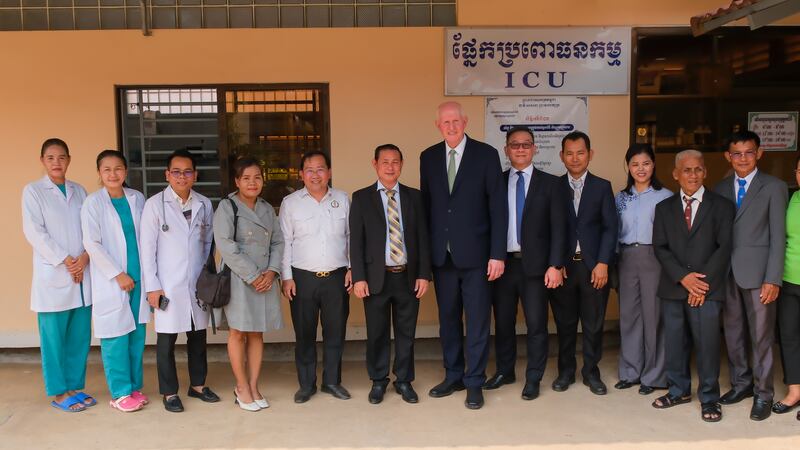 En la ceremonia de entrega del hospital en Kampong Thom, el 11 de marzo de 2024, el élder Kelly R. Johnson y el vicegobernador Nhek Ban Kheng, junto con otros dignatarios y personal médico, posan frente a la unidad de cuidados intensivos recién renovada, un símbolo de las mejoradas instalaciones de atención médica proporcionadas a la provincia.