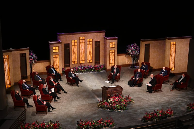 Los líderes de la Iglesia sentados en el Teatro del Centro de Conferencias al comienzo de la sesión del sábado por la tarde de la conferencia general el 3 de octubre del 2020.