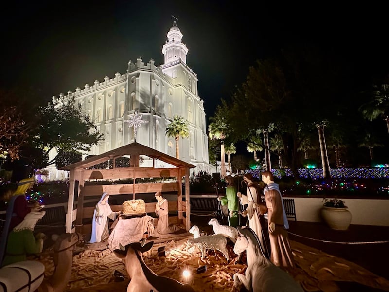 Luces y decoraciones navideñas en exhibición en el Templo de St. George, Utah, en St. George, Utah, el miércoles 10 de diciembre de 2025.
