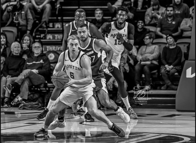 Parker Van Dyke juega para los Austin Spurs en un partido contra los Santa Cruz Warriors en 2025.