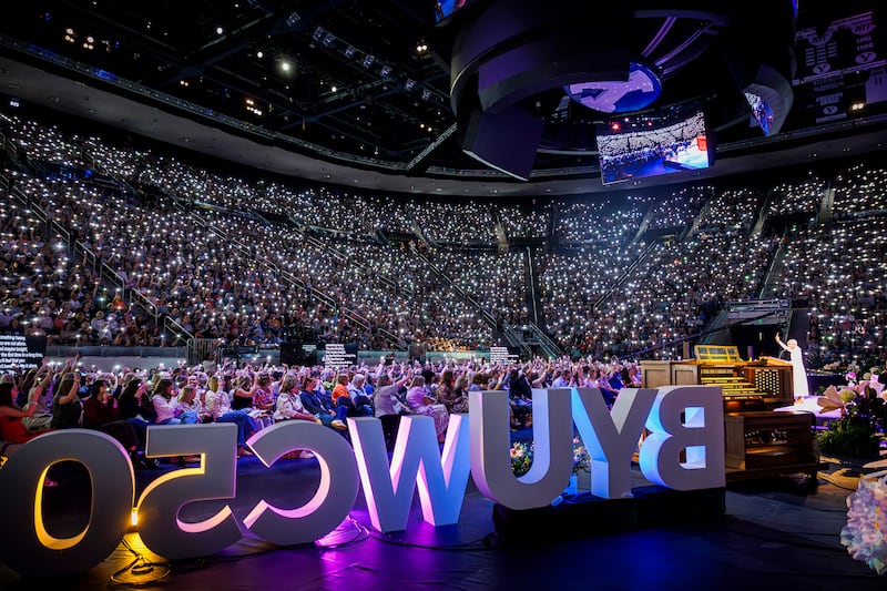 Mujeres llenan el Marriott Center en Provo, Utah, para una sesión con la hermana Tamara W. Runia, primera consejera en la presidencia general de las Mujeres Jóvenes, como parte de la Conferencia de Mujeres de BYU 2026, el miércoles 29 de abril de 2026.