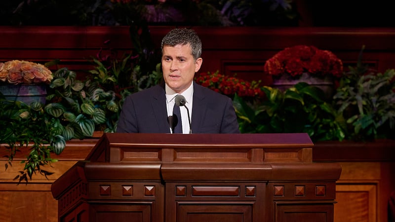 El élder Alan T. Phillips, Setenta Autoridad General, habla durante la sesión del sábado por la tarde de la Conferencia General Semestral N° 193 de La Iglesia de Jesucristo de los Santos de los Últimos Días el 30 de septiembre de 2023.