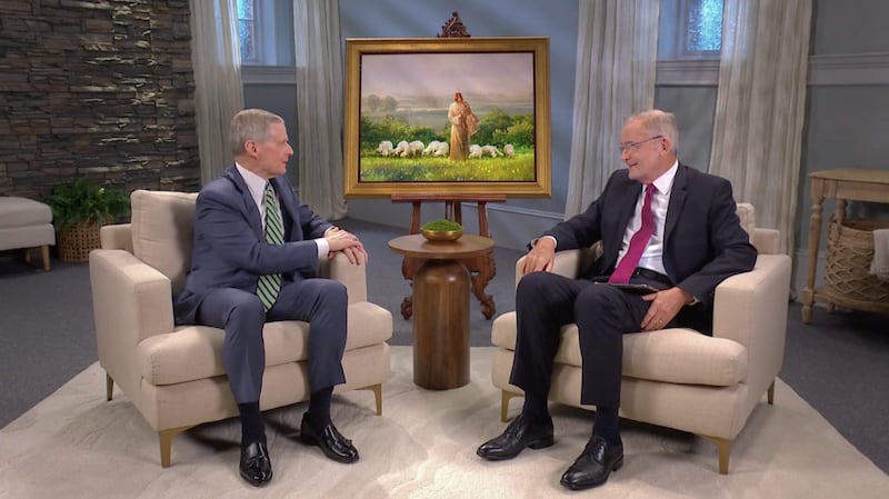 El élder David A. Bednar y el élder Patrick Kearon del Cuórum de los Doce Apóstoles hablan en un video titulado "El sábado y la misa sacramental", diseñado para ser visto en barrios y ramas el domingo, 6 de septiembre de 2026.