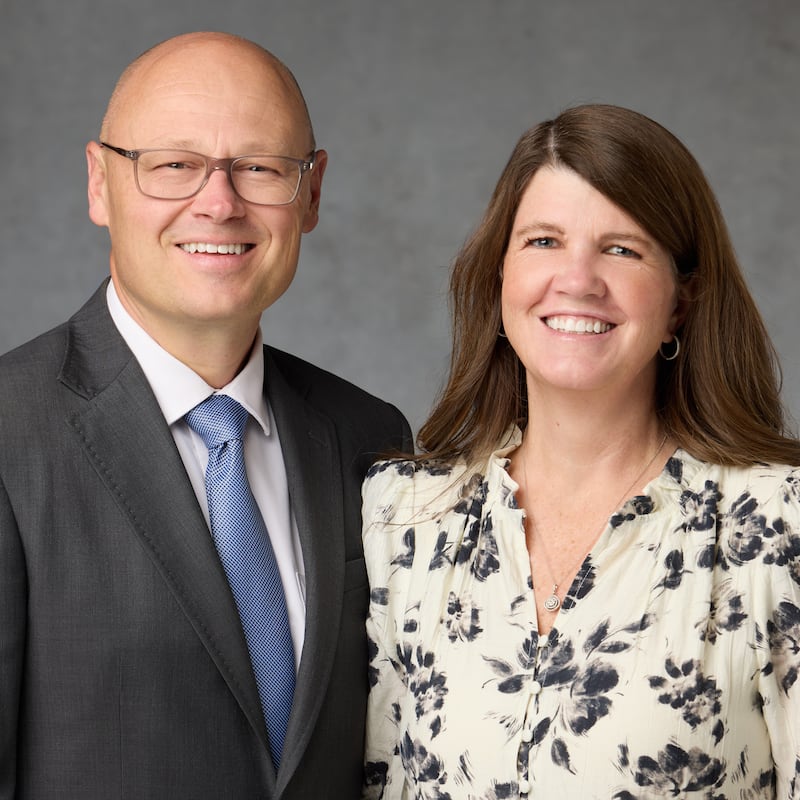 Jared Theurer y Heather Theurer, quienes servirán como presidente y compañera de la Misión Alemania Fráncfort a partir de julio de 2026.