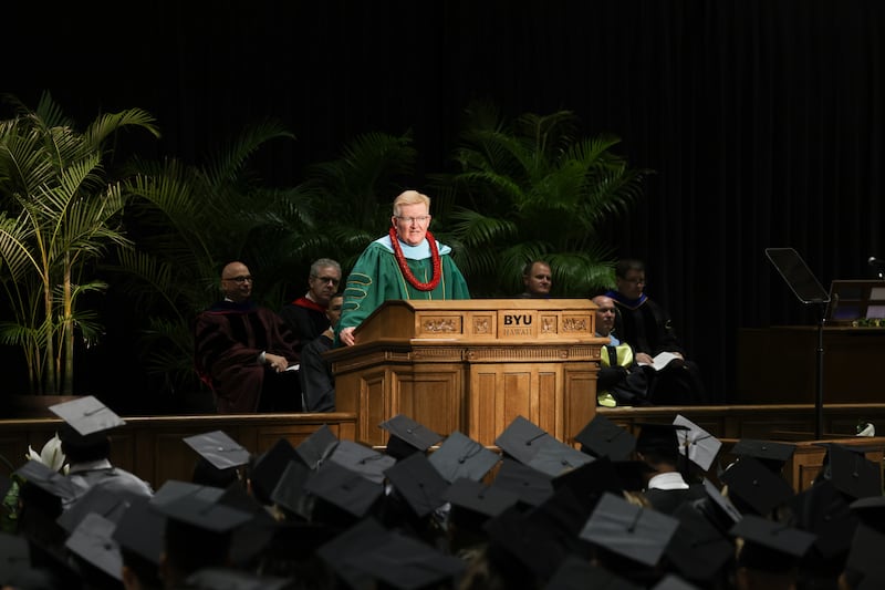 El presidente interino de BYU–Hawaii, R. Kelly Haws, habla a los graduados durante la ceremonia de graduación de invierno de 2026, el 17 de abril de 2026, en Laie, Hawái.