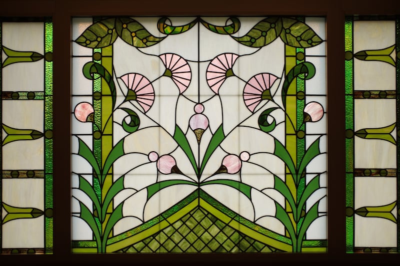 Una ventana de vidrio artístico en el Templo de Dávao, Filipinas.