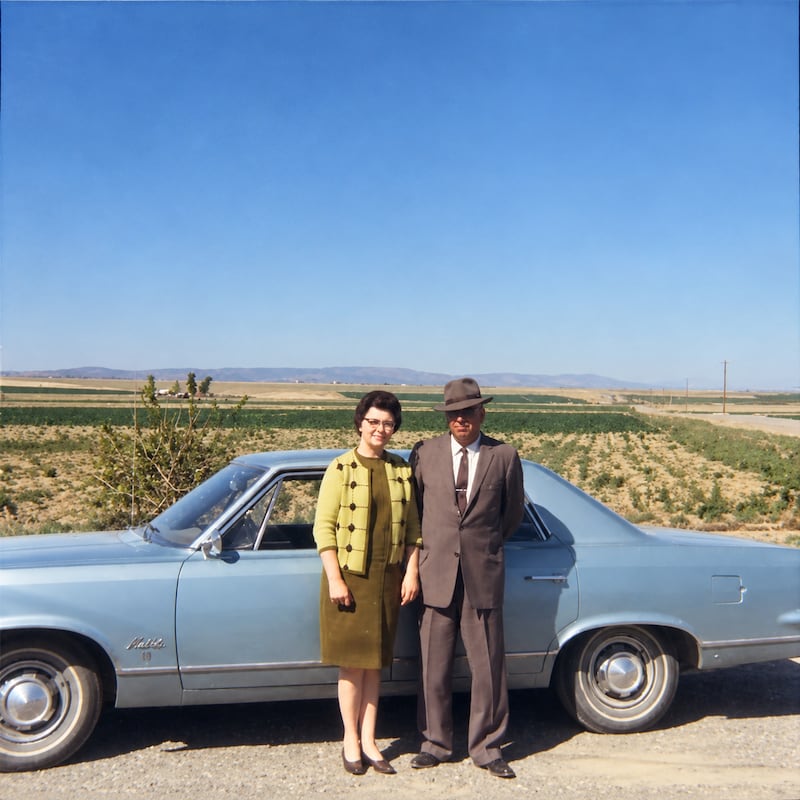 Evan y Alta Beus se toman una foto frente a su nueva granja en Othello, Washington, alrededor de 1958.